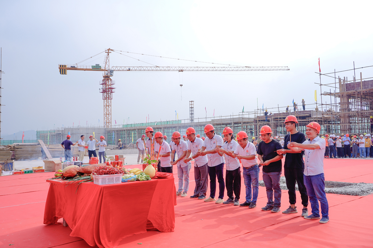 喜讯连连:文英科技9号厂房喜封金顶、鸿景酒店装修工程开工大吉